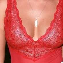Megan Barton exhibe ses gros seins à Beverly Hills