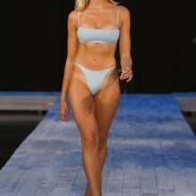 Natalie Jayne Roser défile en bikini en Australie