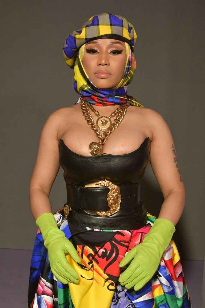 Nicki Minaj exhibe un décolleté massif