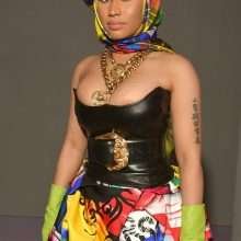 Nicki Minaj exhibe un décolleté massif