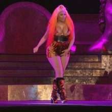 Nicki Minaj exhibe ses gros seins lors de son concert "Made in America"