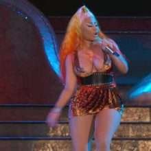 Nicki Minaj exhibe ses gros seins lors de son concert "Made in America"