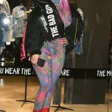 Nicki Minaj exhibe ses gros seins à la Fashion Week de Milan