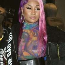 Nicki Minaj exhibe ses gros seins à la Fashion Week de Milan