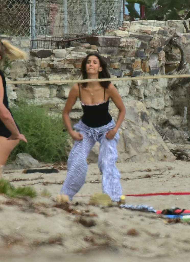 Nina Dobrev en maillot de bain pour une partie de beach volley