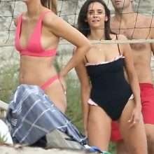 Nina Dobrev en maillot de bain pour une partie de beach volley