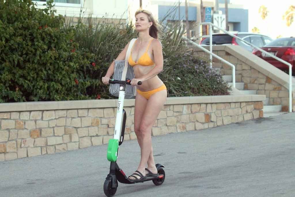 Rena Riffel en bikini à Marina Del Rey