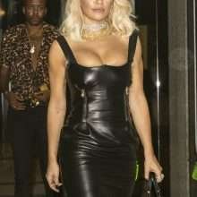 Rita Ora exhibe son décolleté dans une robe en cuir