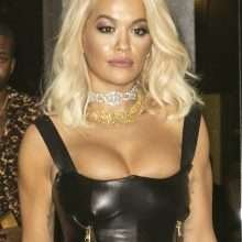 Rita Ora exhibe son décolleté dans une robe en cuir