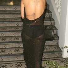 Rita Ora seins nus par transparence à Londres