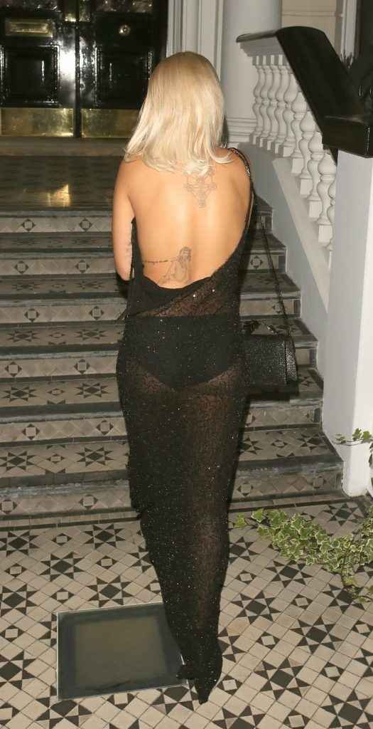 Rita Ora seins nus par transparence à Londres
