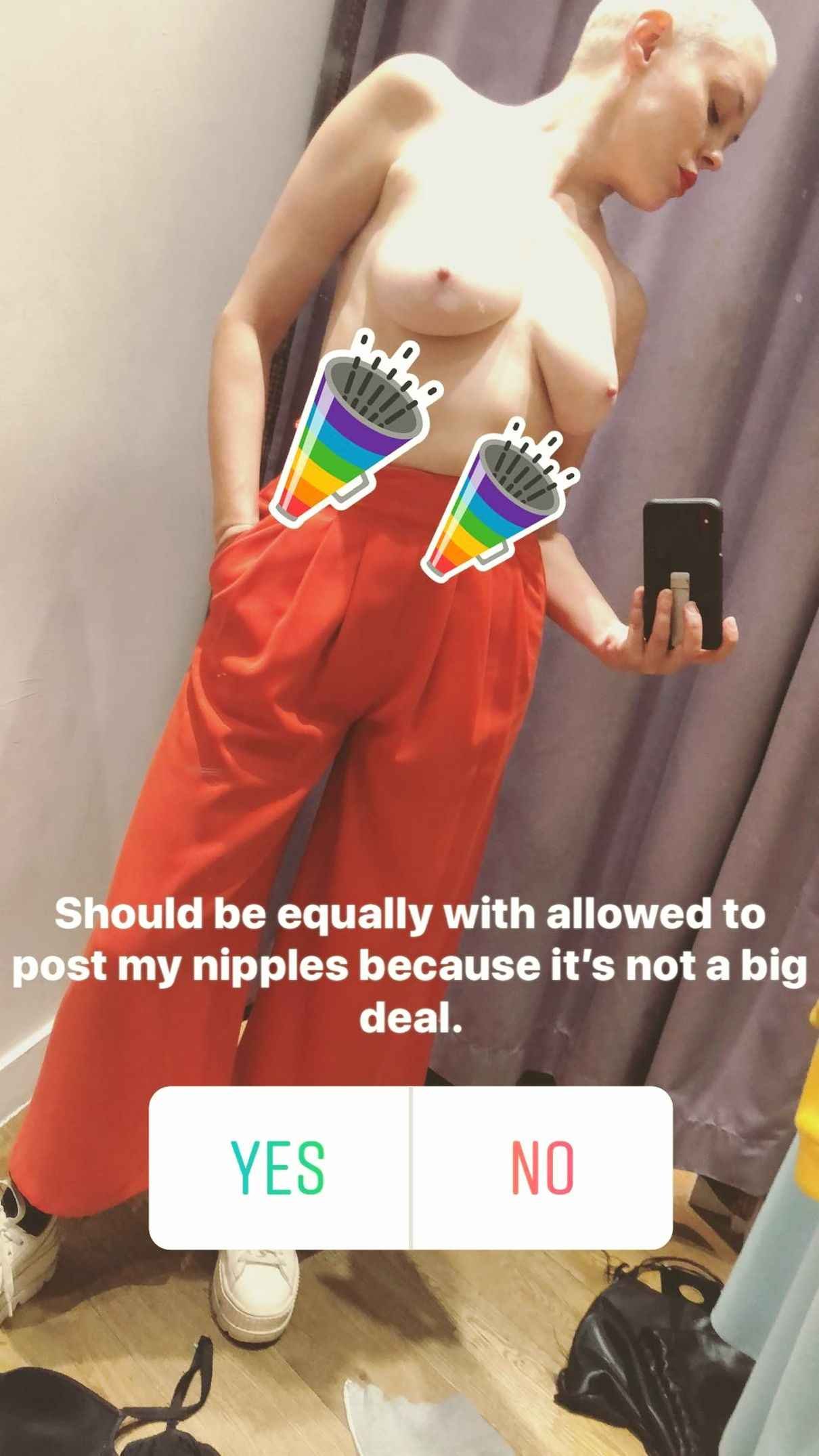 Rose McGowan s'exhibe seins nus sur Instagram