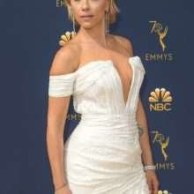 Scarlett Johanson ouvre le décolelté aux Emmy Awards