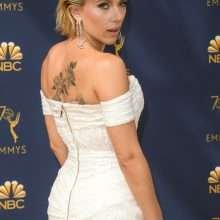 Scarlett Johanson ouvre le décolelté aux Emmy Awards