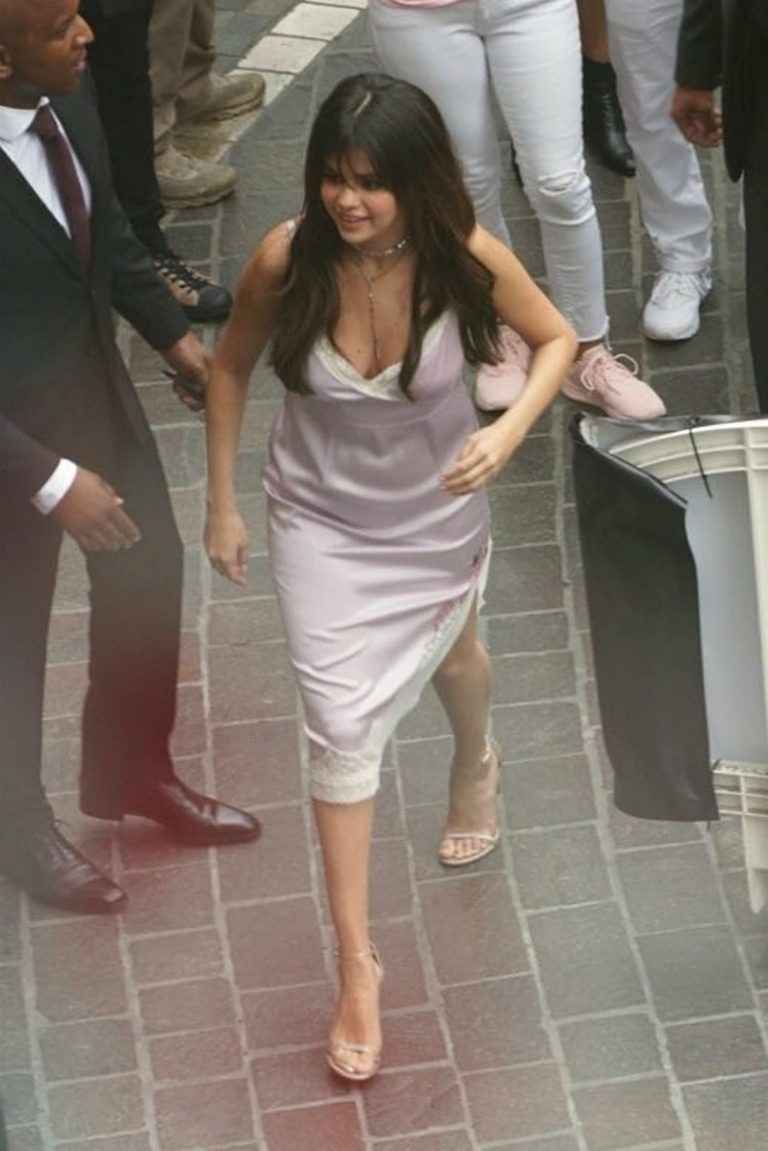 Selena Gomez dans une robe légère à Los Angeles