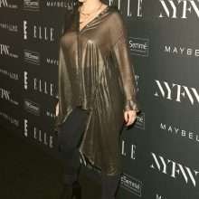 Stefania Ferrario montre ses seins nus à a Fashion Week de New-York