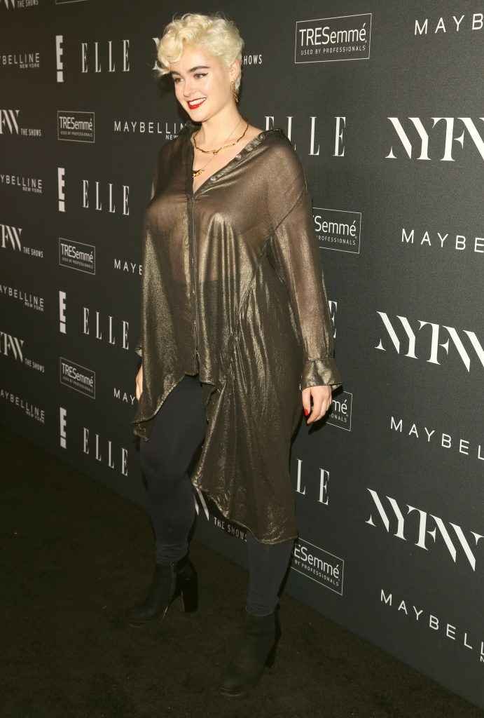 Stefania Ferrario montre ses seins nus à a Fashion Week de New-York