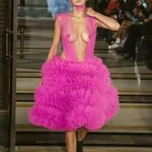 Des top modèles défilent seins nus à la fashion week de Londres