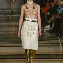 Des top modèles défilent seins nus à la fashion week de Londres