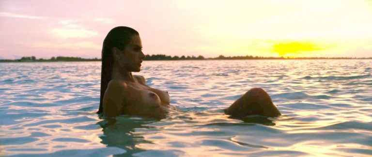 Alessandra Ambrosio seins nus à la plage