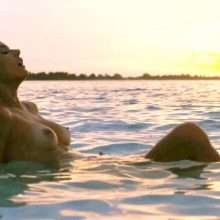 Alessandra Ambrosio seins nus à la plage