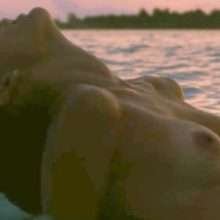 Alessandra Ambrosio seins nus à la plage