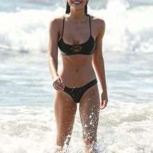 Alexis Ren en bikini à Santa Monica