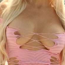 Angélique Morgan se balade les seins à l'air à Malibu