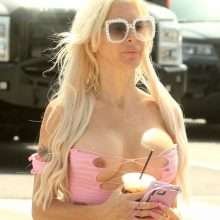 Angélique Morgan se balade les seins à l'air à Malibu
