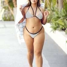 Ayesha Perry Iqbal en bikini à Los Angeles