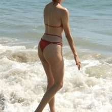 Blanca Blanco dans un petit bikini rouge à Malibu