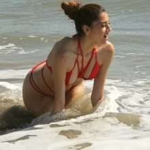 Blanca Blanco dans un petit bikini rouge à Malibu
