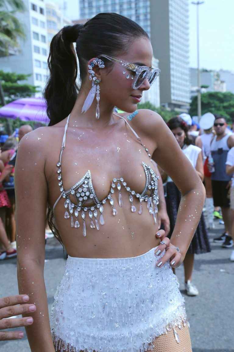 Bruna Marquezine exhibe un mini soutien-gorge au Brésil