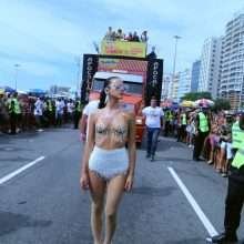 Bruna Marquezine exhibe un mini soutien-gorge au Brésil