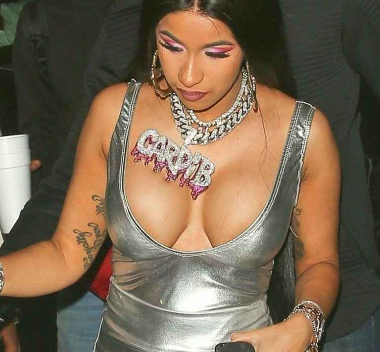 Cardi B exhibe un décolleté massif à Los Angeles