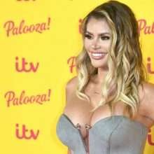 Chloe Sims exhibe ses gros seins au ITV Palooza!
