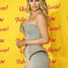 Chloe Sims exhibe ses gros seins au ITV Palooza!