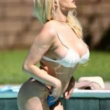 Courtney Stodden exhibe ses gros seins dans un soutien-gorge trop serré