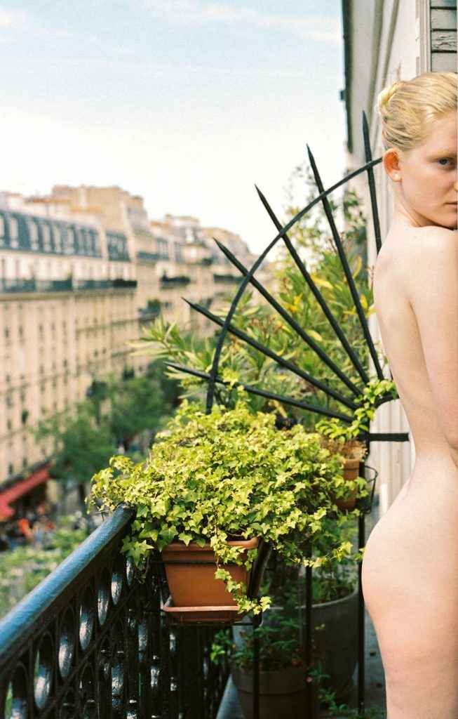 Daria Alexandrova nue sur son balcon parisien