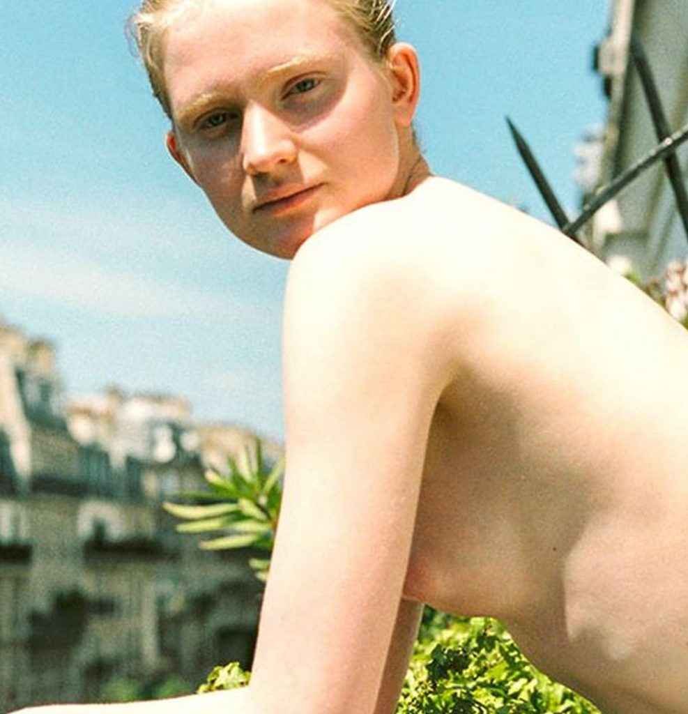 Daria Alexandrova nue sur son balcon parisien