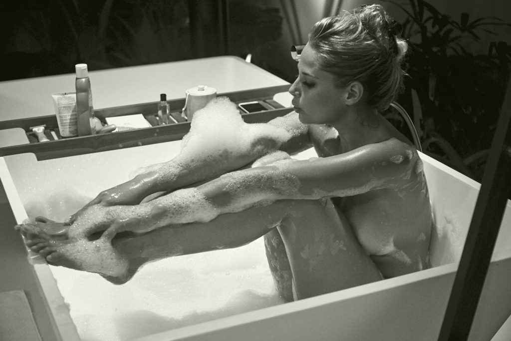 Genevieve Morton nue dans sa salle de bain