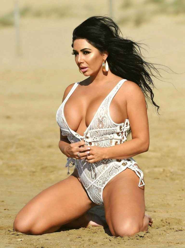 Grace J Teal dans un maillot de bain transparent en Espagne