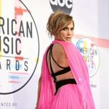 Jennifer Lopez ouvre le décolleté aux American Music Awards 2018
