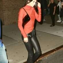 Kendall Jenner dans un pantalon en cuir et sans soutien-gorge