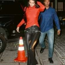 Kendall Jenner dans un pantalon en cuir et sans soutien-gorge