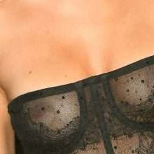 Kimberley Garner seins nus par transparence à Londres