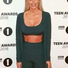 Laura Anderson exhibe son décolleté aux BBC Teen Awards