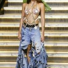 Lourdes Leon défile les seins à l'air à la fashion week de New-York
