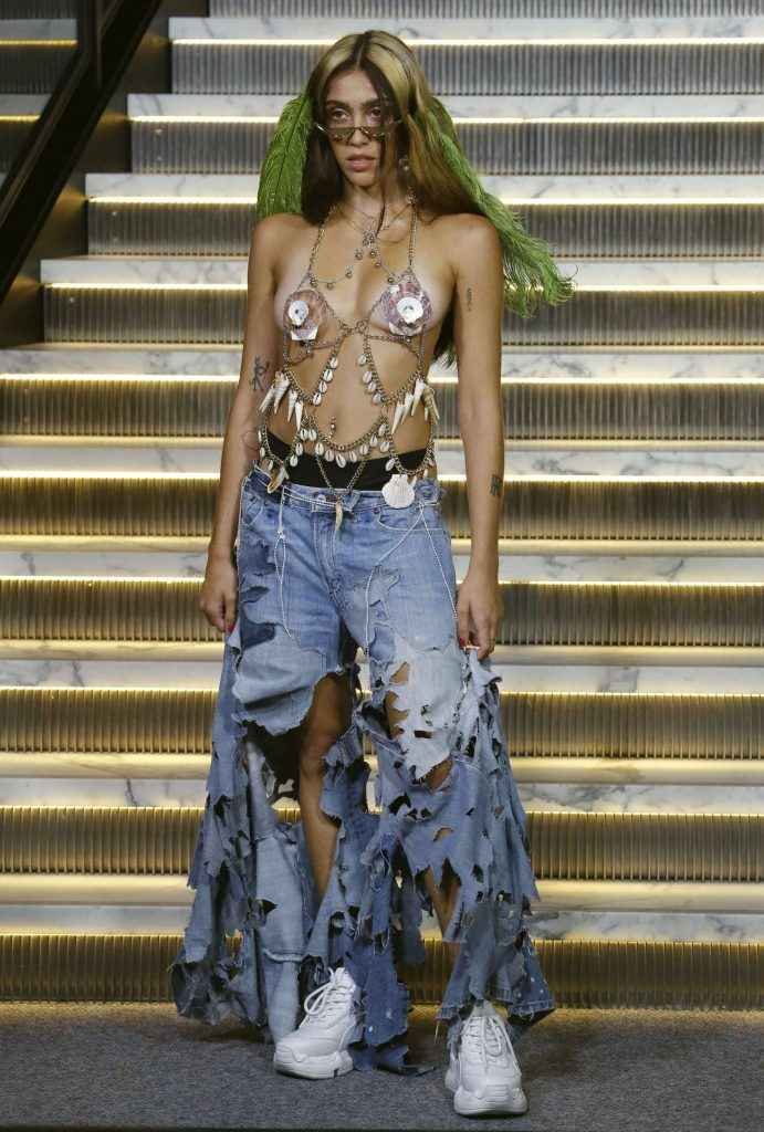 Lourdes Leon défile les seins à l'air à la fashion week de New-York