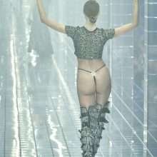 Magdalena Frackowiak défile les fesses à l'air à Milan
